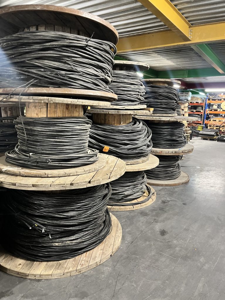  
Câble H07 RNF noir souple pour usage professionnel sur chantier
Bobine de câble H07 RNF résistante aux huiles et à l’humidité
Rallonge électrique H07 RNF avec gaine en caoutchouc robuste
Câble de chantier H07 RNF 3G2.5 prêt à raccorder
Détail du câble H07 RNF flexible pour alimentation temporaire  