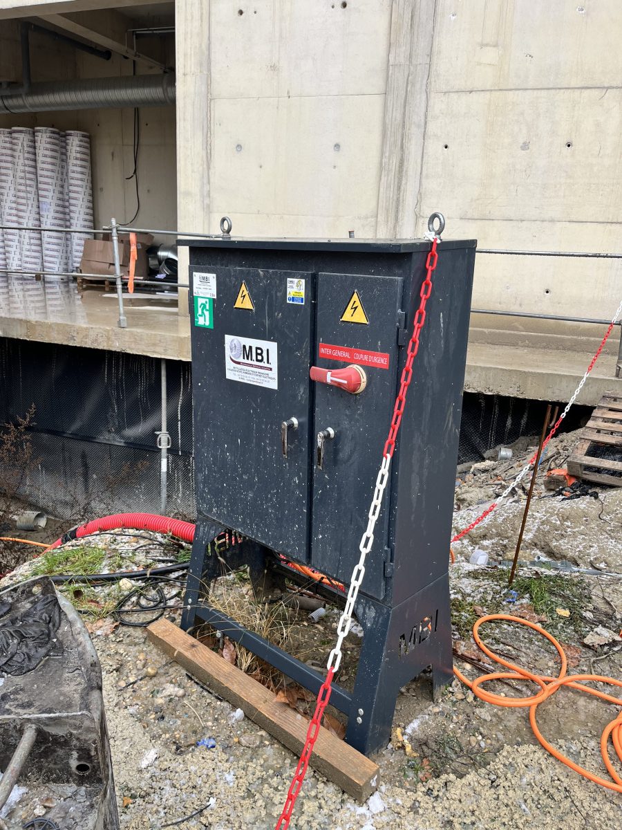 Armoires électriques de chantier, pied de grue 